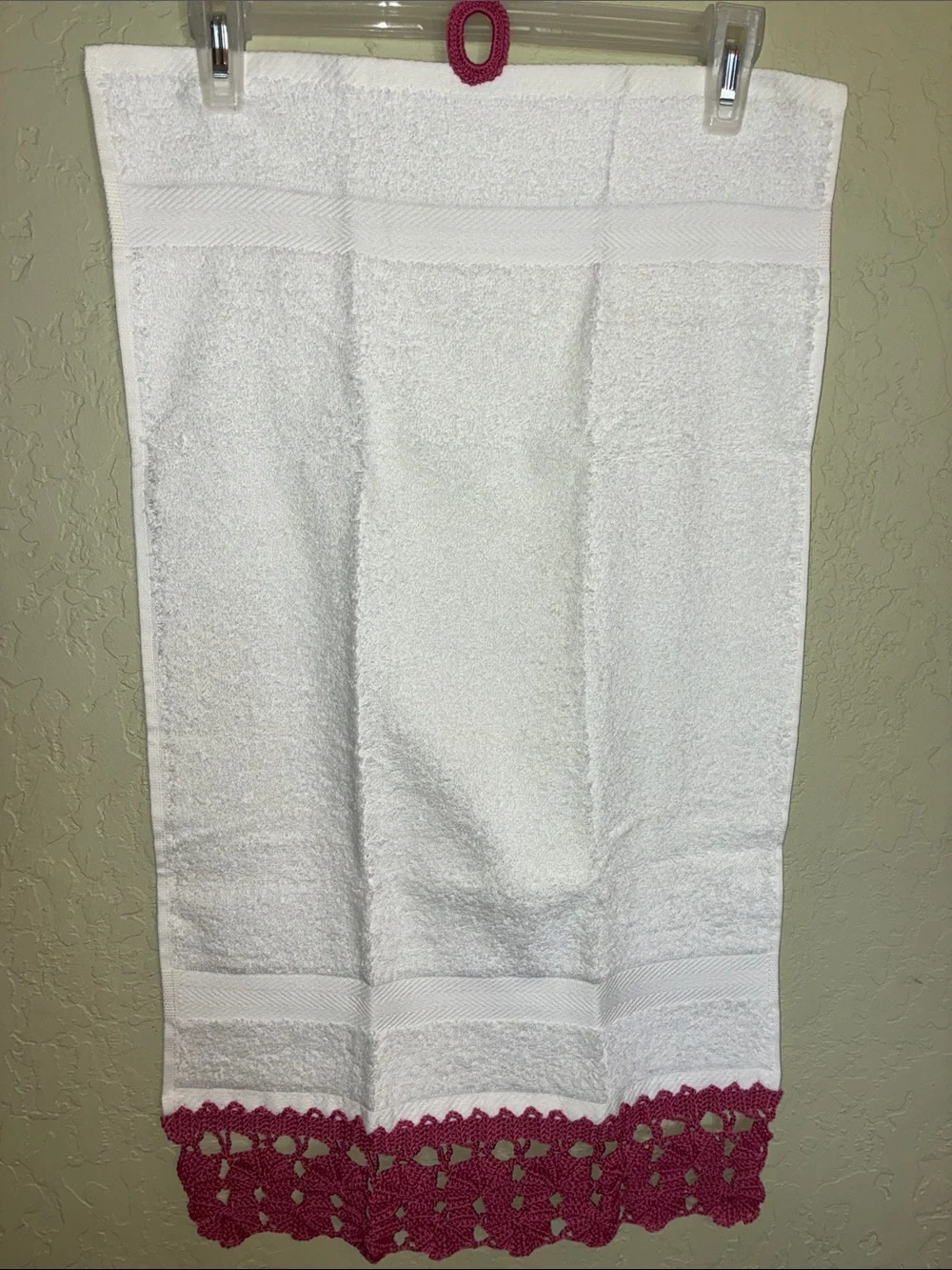 VINTAGE BATH TOWEL (NWOT) With Handmade Crocheted Pink Trim at the bottom. Nice!